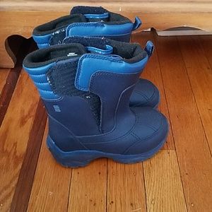 Land's End snow boots.  Toddler size 8.